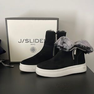 Sz 8 J/Slides… worn once (indoors)